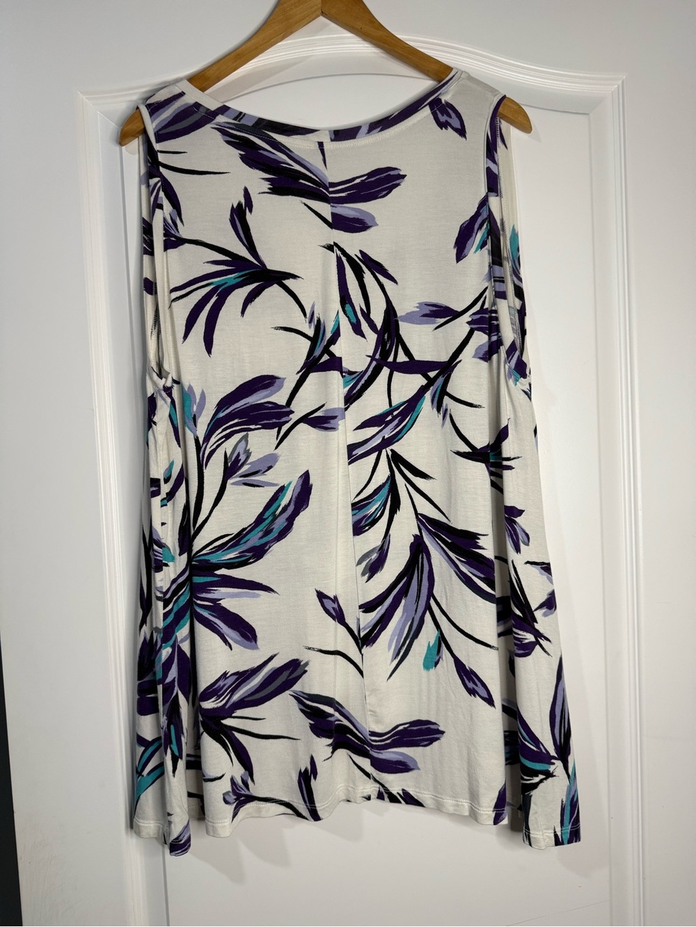Lane Bryant V Neck White Black Purple Blue Floral Tank - Picture 3 of 4